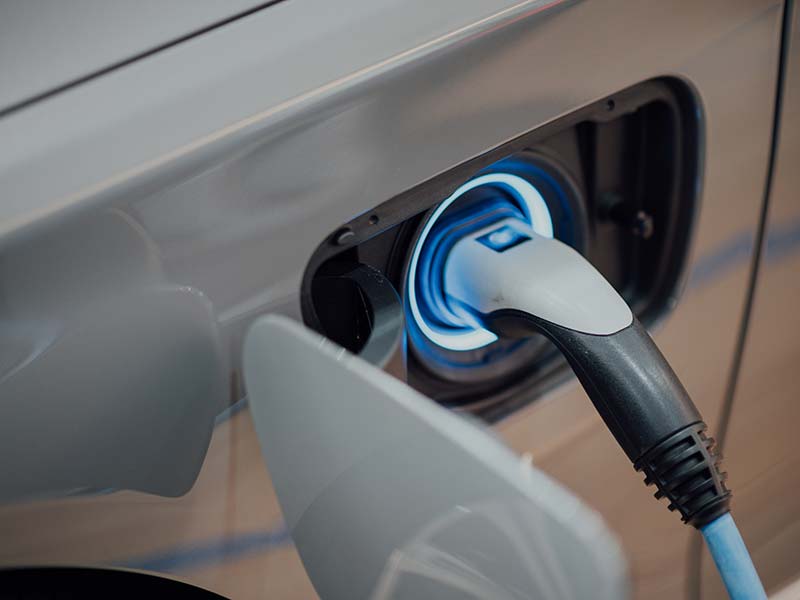 Gemeente biedt kabelgoot aan voor eigenaren elektrische auto's